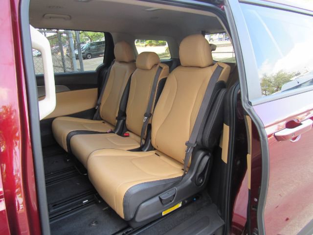 Used 2023 Kia Carnival LX image 22