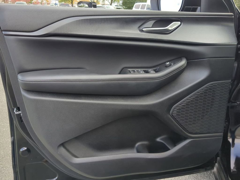 Used 2024 Jeep Grand Cherokee Laredo X image 20