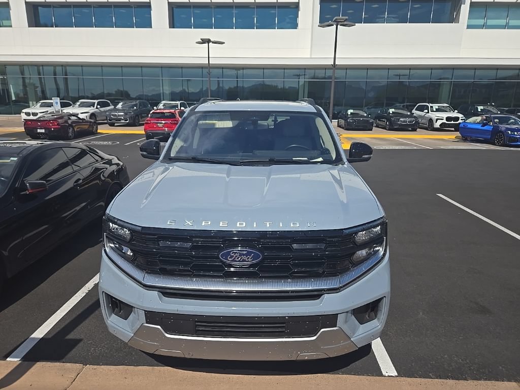Used 2025 Ford Expedition Platinum w/ Driver's Package AWD/4WD image 2