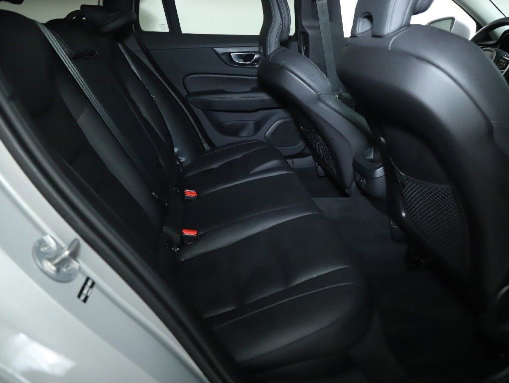 Used 2025 Volvo V60 B5 Cross Country Plus image 34