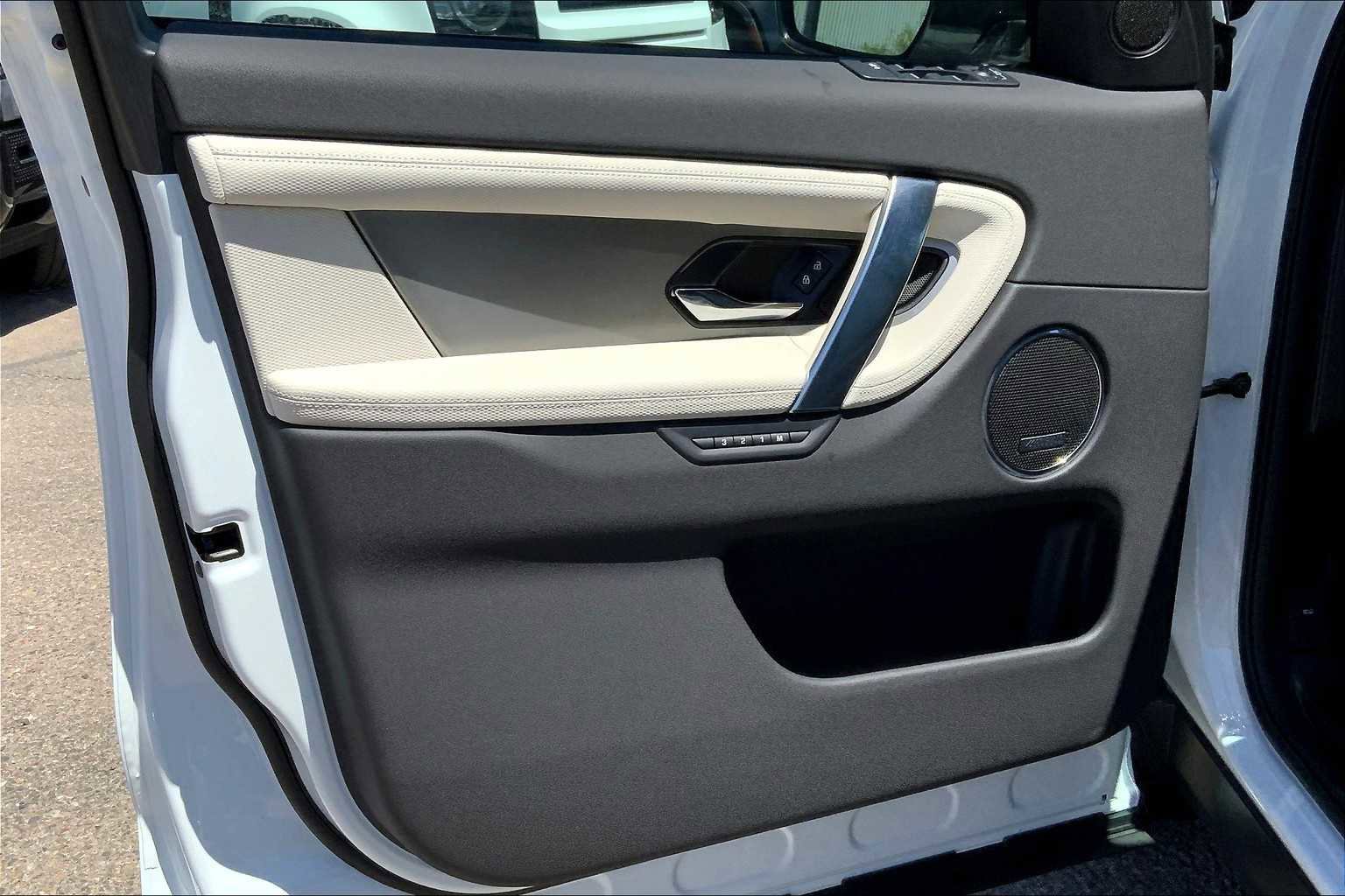 Used 2025 Land Rover Discovery Sport Dynamic SE image 10