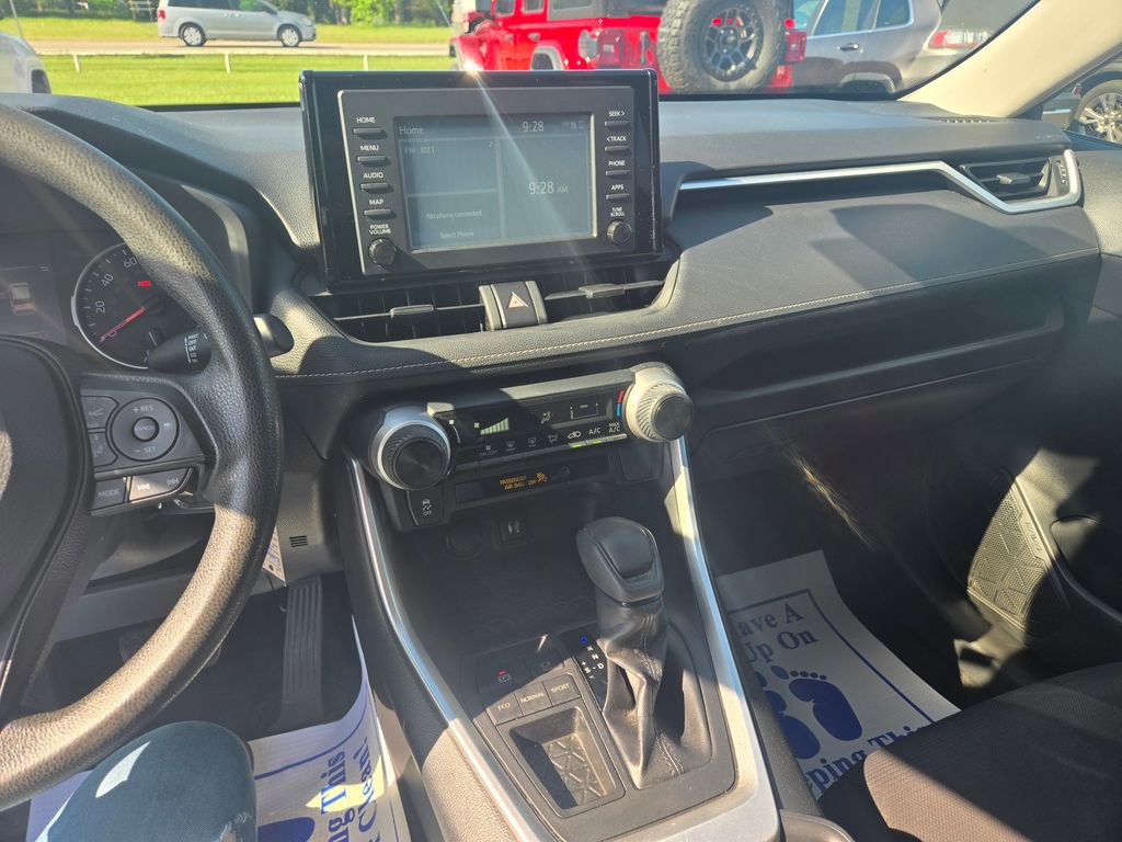 Used 2019 Toyota RAV4 LE FWD image 9