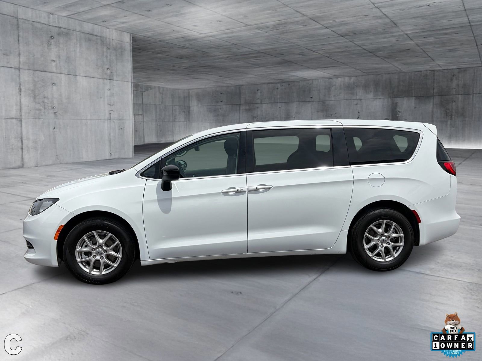 Used 2024 Chrysler Voyager LX image 3