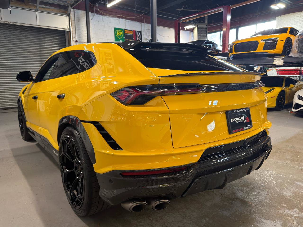 Used 2023 Lamborghini Urus Performante AWD/4WD image 9