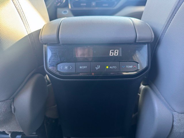 Used 2020 Toyota Highlander XLE AWD/4WD image 18