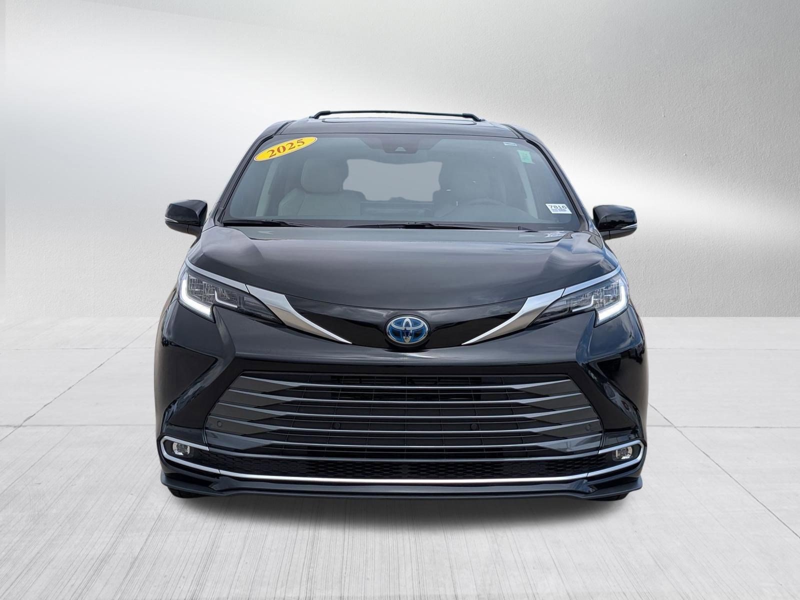Used 2025 Toyota Sienna Limited AWD/4WD image 8