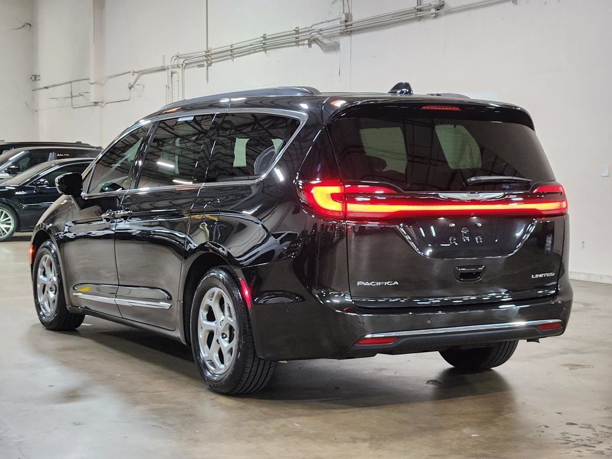 Used 2023 Chrysler Pacifica Limited w/ Uconnect Theater Family Group FWD image 11