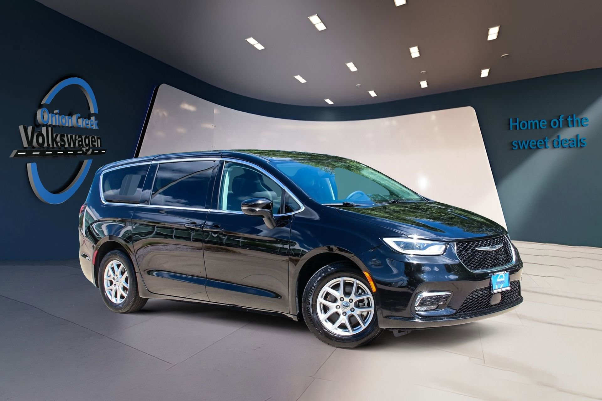 Used 2024 Chrysler Pacifica Touring-L image 2