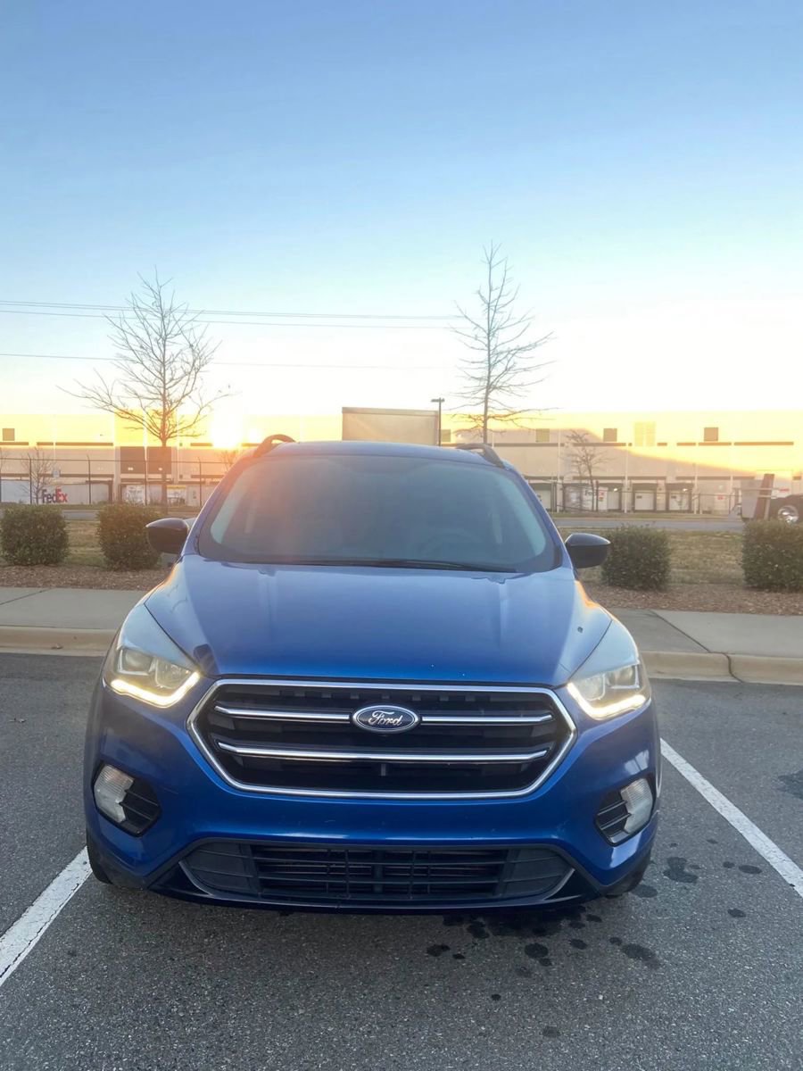 Used 2017 Ford Escape SE w/ SE Sport Appearance Package image 5