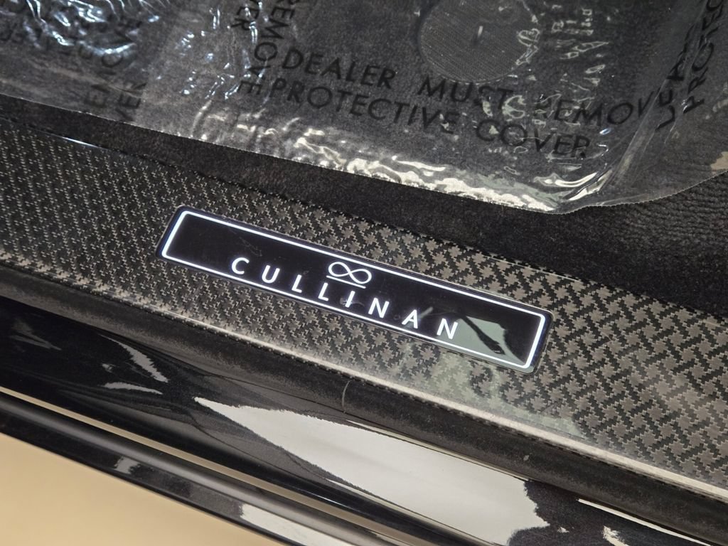 Certified 2025 Rolls-Royce Cullinan Black Badge AWD/4WD image 35
