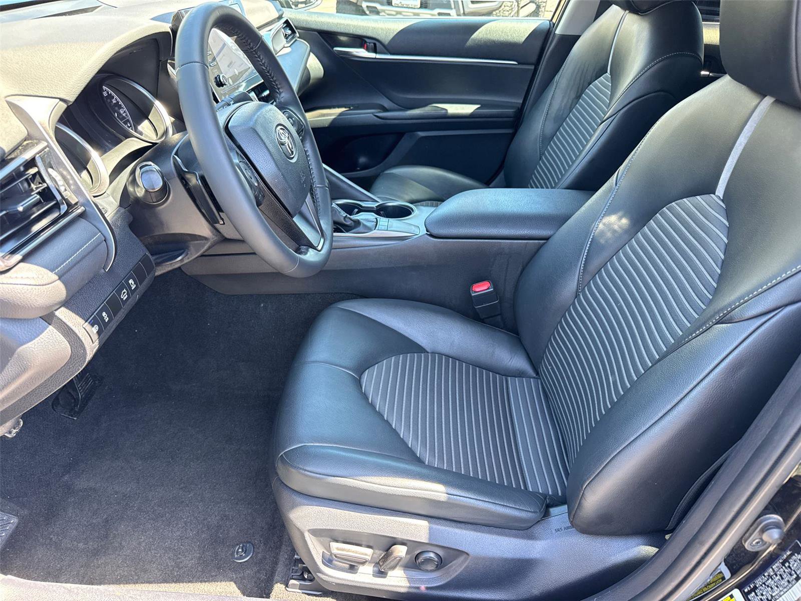 Used 2022 Toyota Camry SE w/ Carpet Mat Package (TMS) image 25