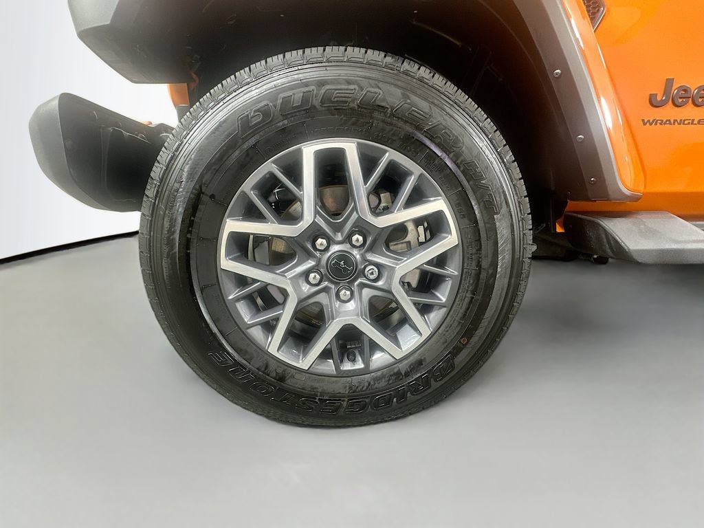Used 2025 Jeep Wrangler Unlimited Sahara AWD/4WD image 32