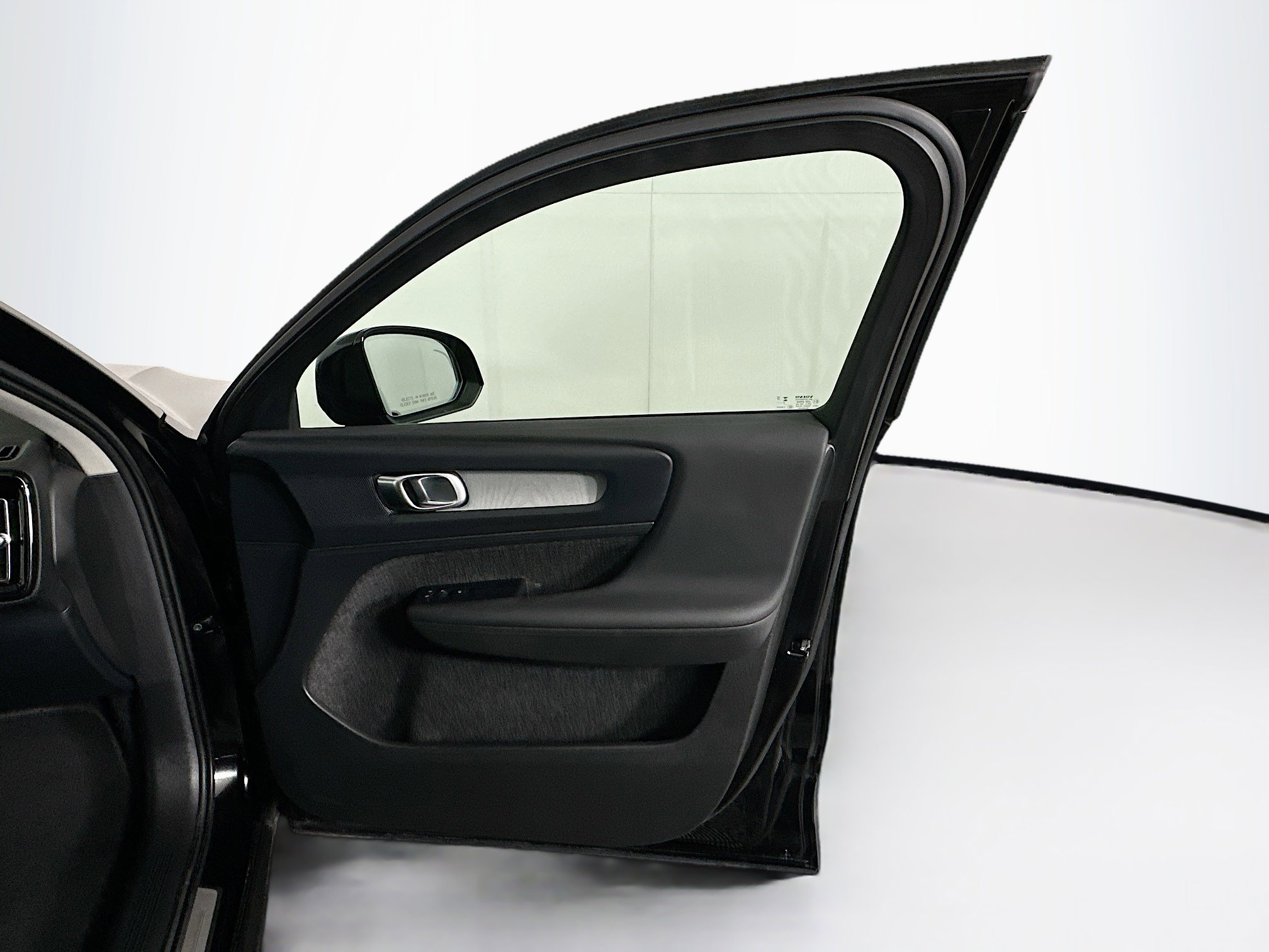 Used 2025 Volvo XC40 B5 Plus image 33