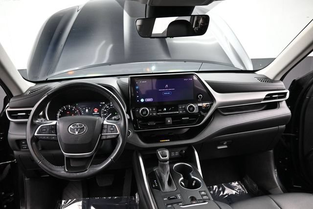 Used 2023 Toyota Highlander XLE AWD/4WD image 16