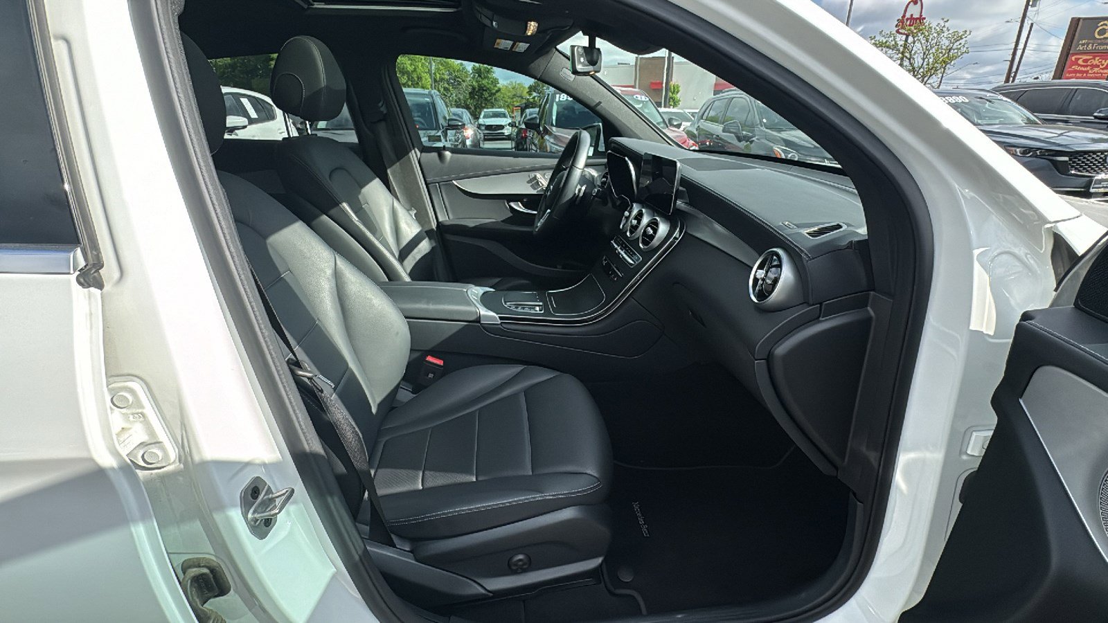 Used 2023 Mercedes-Benz GLC 300 4MATIC Coupe image 23