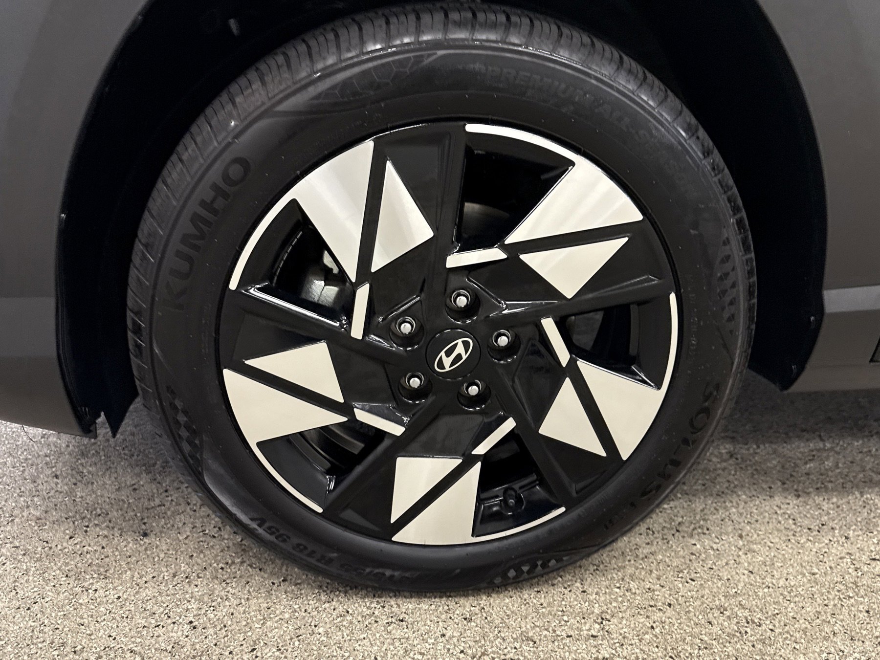 Used 2024 Hyundai Kona SEL image 2