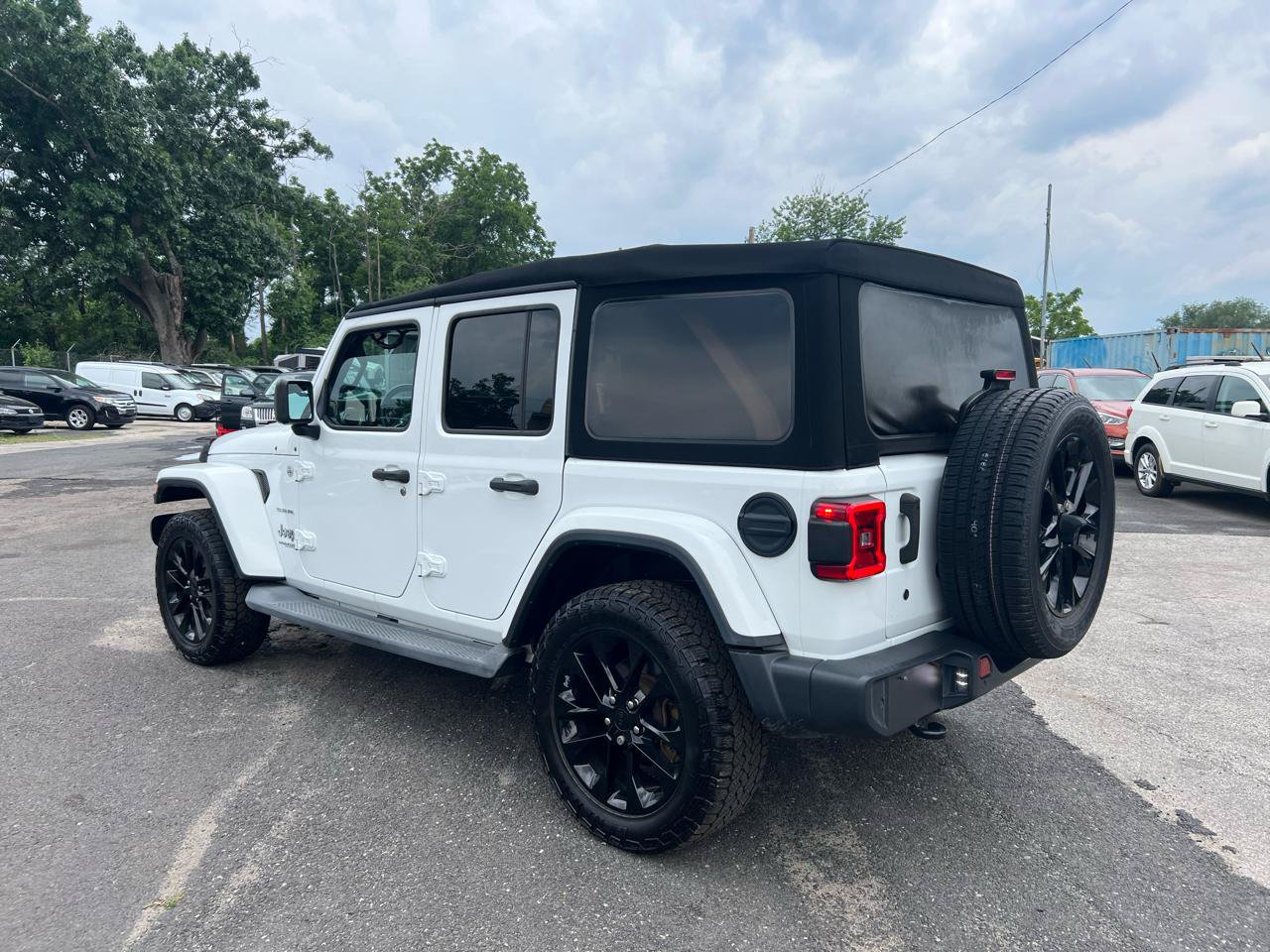 Used 2019 Jeep Wrangler Unlimited Sahara AWD/4WD image 8