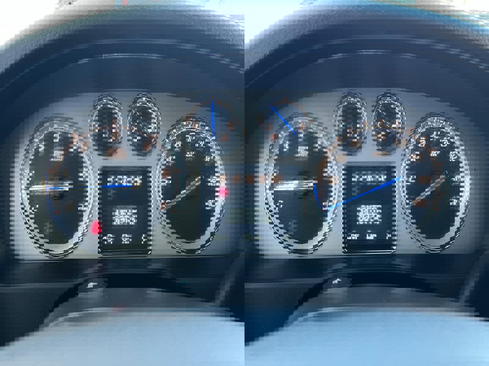 Used 2014 Cadillac Escalade Luxury image 25