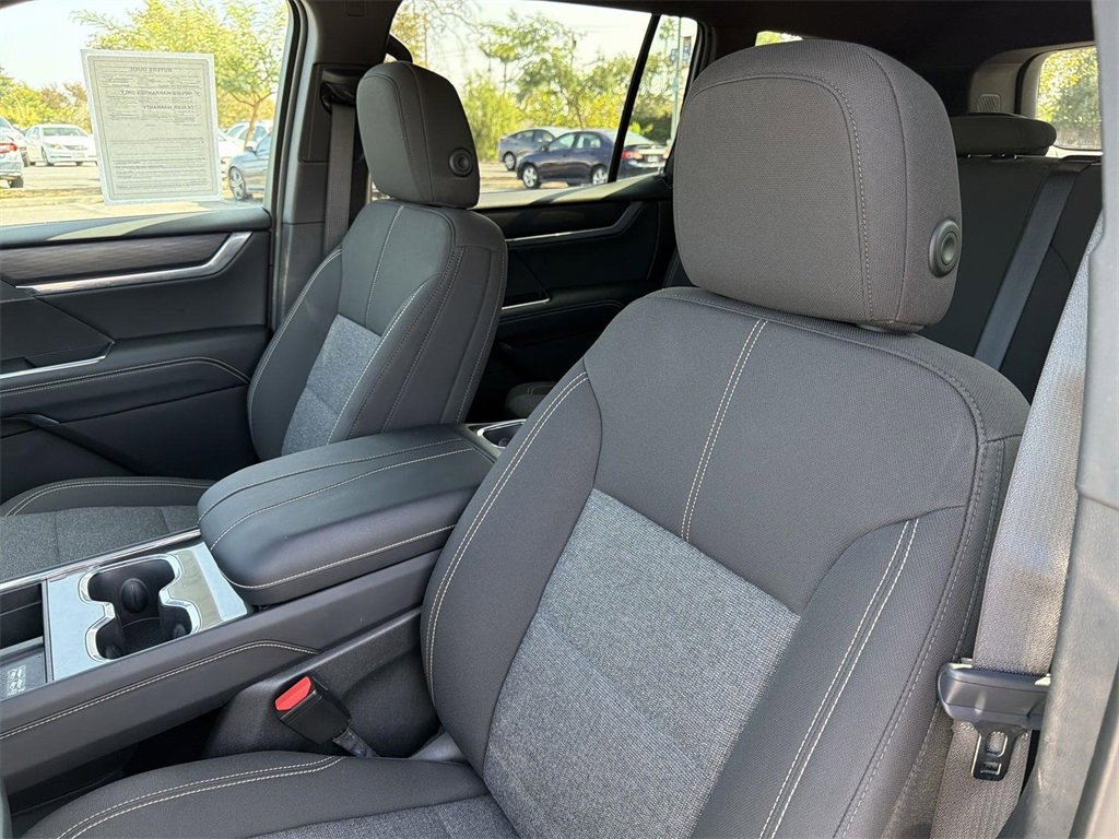 Used 2025 GMC Acadia Elevation image 23