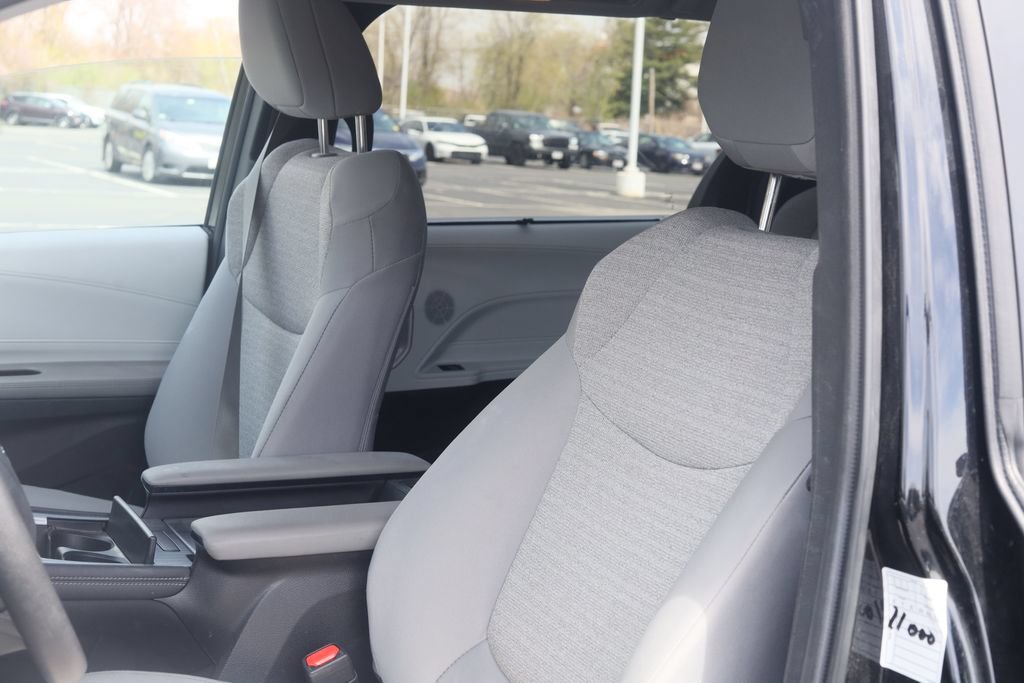 Used 2025 Toyota Sienna LE FWD image 12