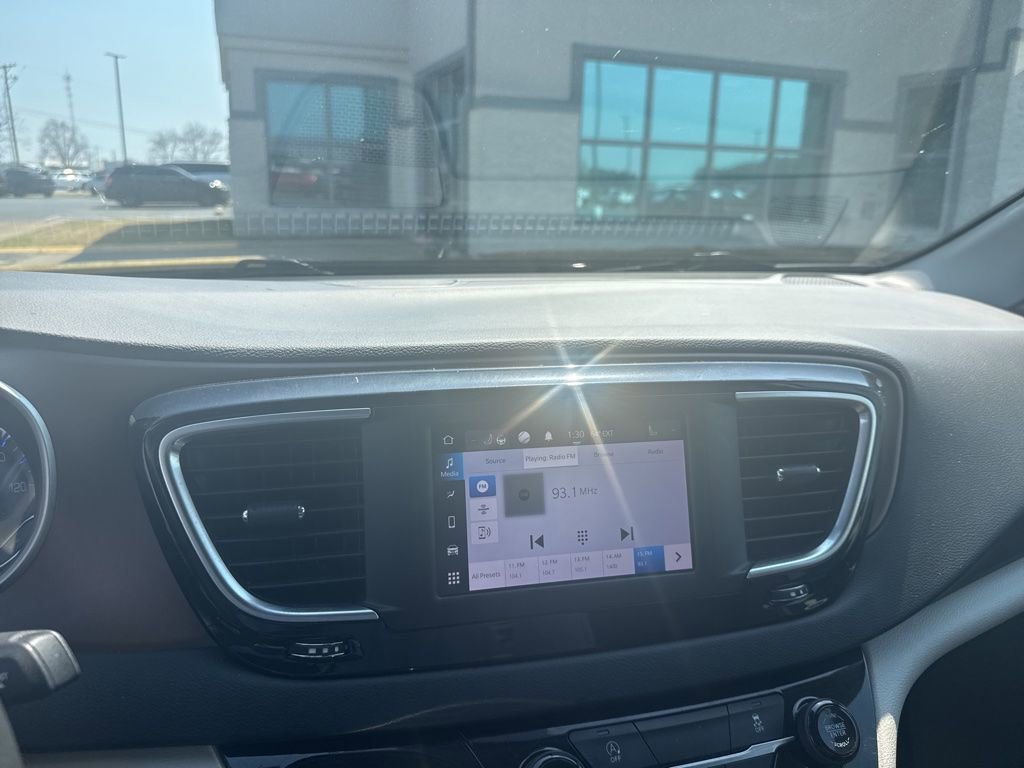 Used 2023 Chrysler Voyager LX image 14