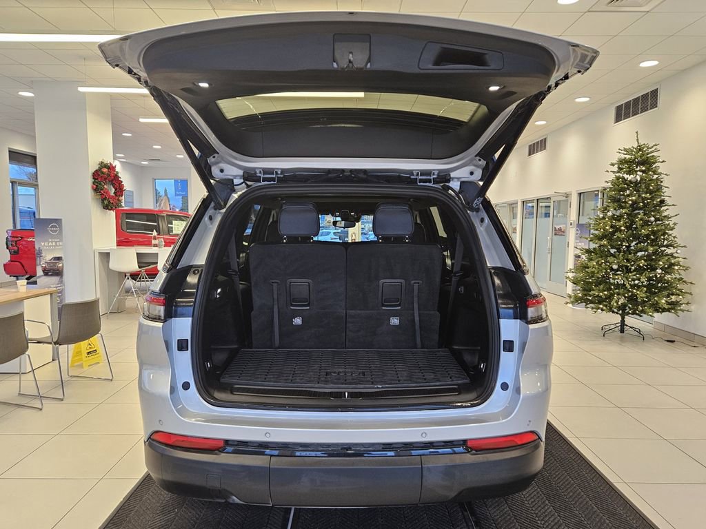 Used 2023 Jeep Grand Cherokee L Laredo image 9