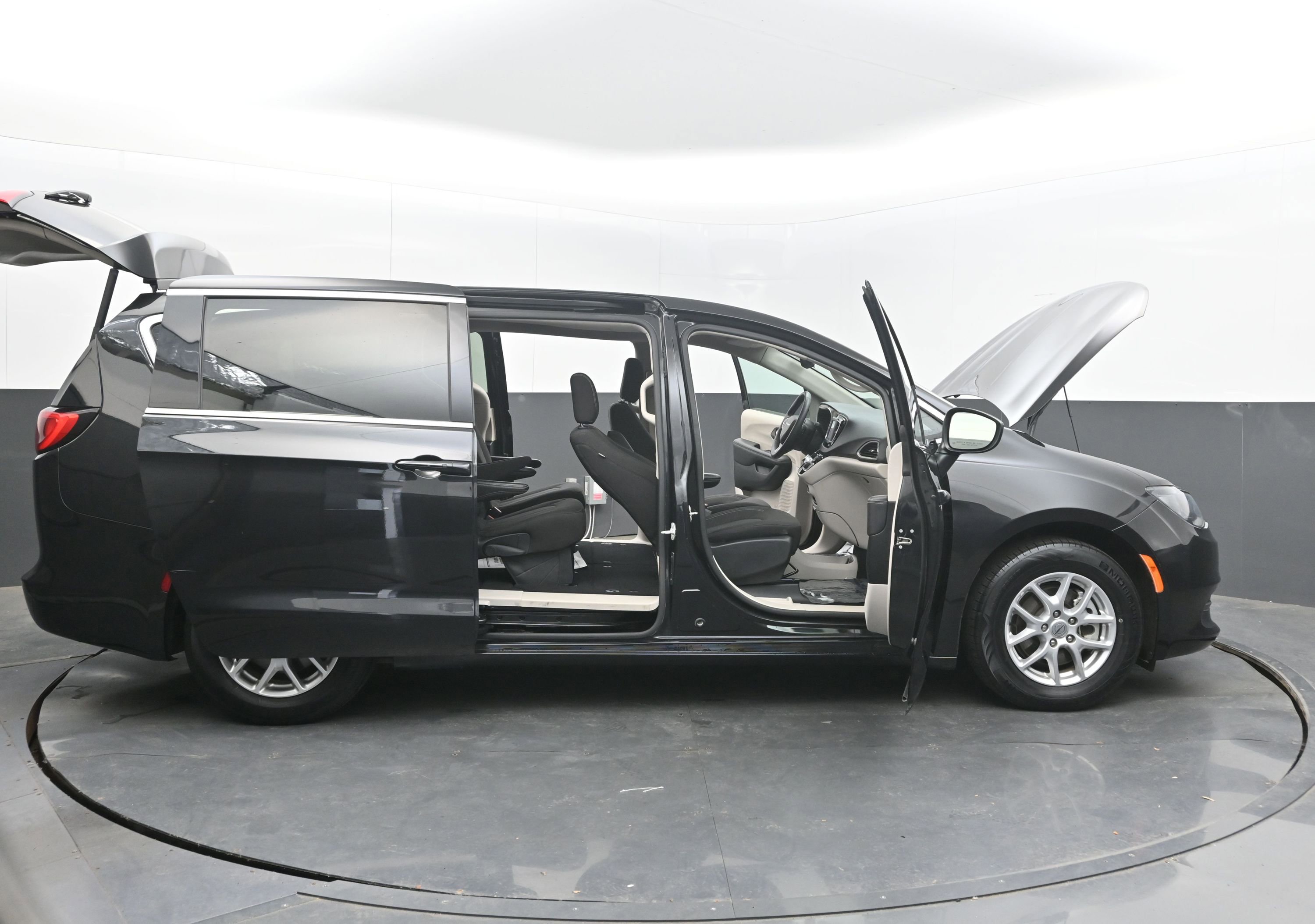 Used 2023 Chrysler Voyager LX FWD image 44