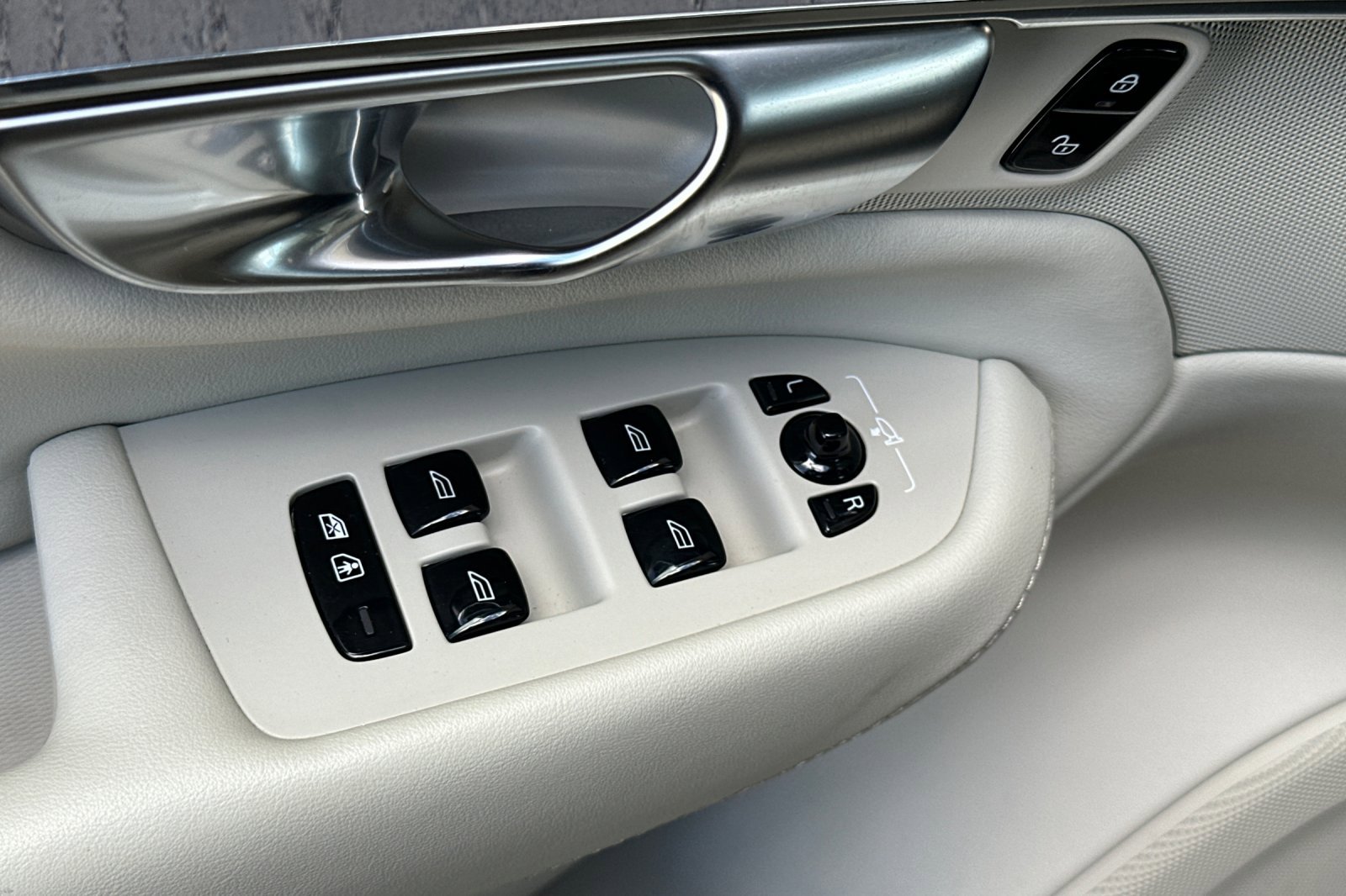 Certified 2024 Volvo XC90 B6 Ultimate w/ Protection Package Premier image 13