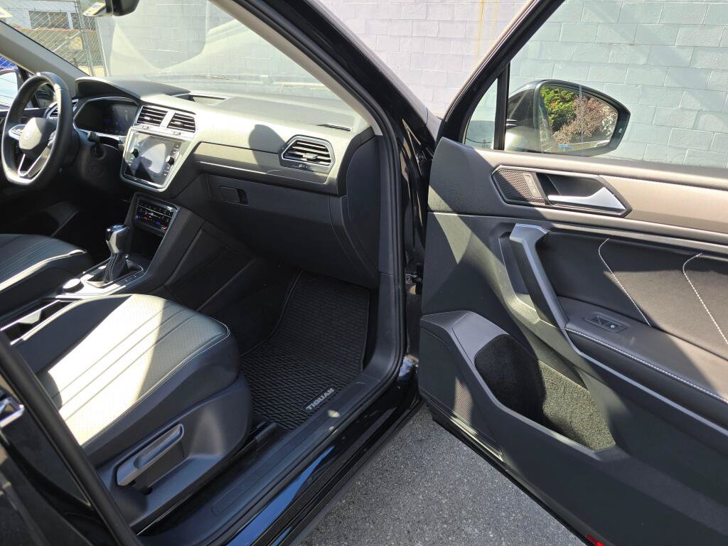 Used 2022 Volkswagen Tiguan SE w/ Panoramic Sunroof Package AWD/4WD image 10