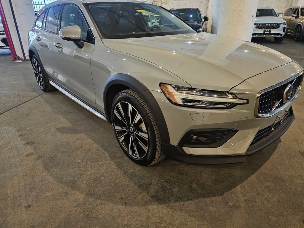 Certified 2025 Volvo V60 B5 Cross Country Ultra image 5