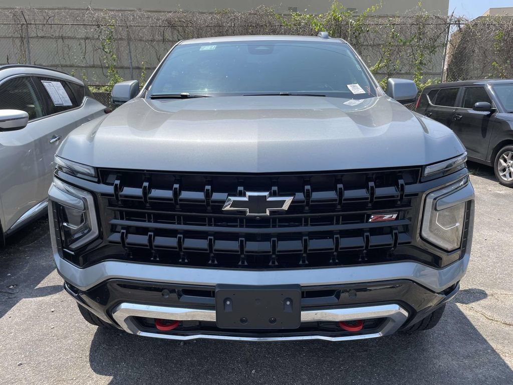 Used 2025 Chevrolet Suburban Z71 AWD/4WD image 2