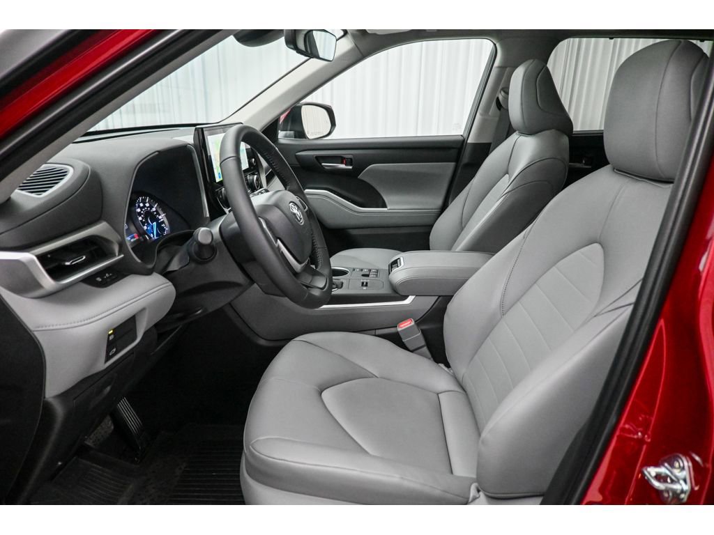 Used 2025 Toyota Highlander XLE image 34