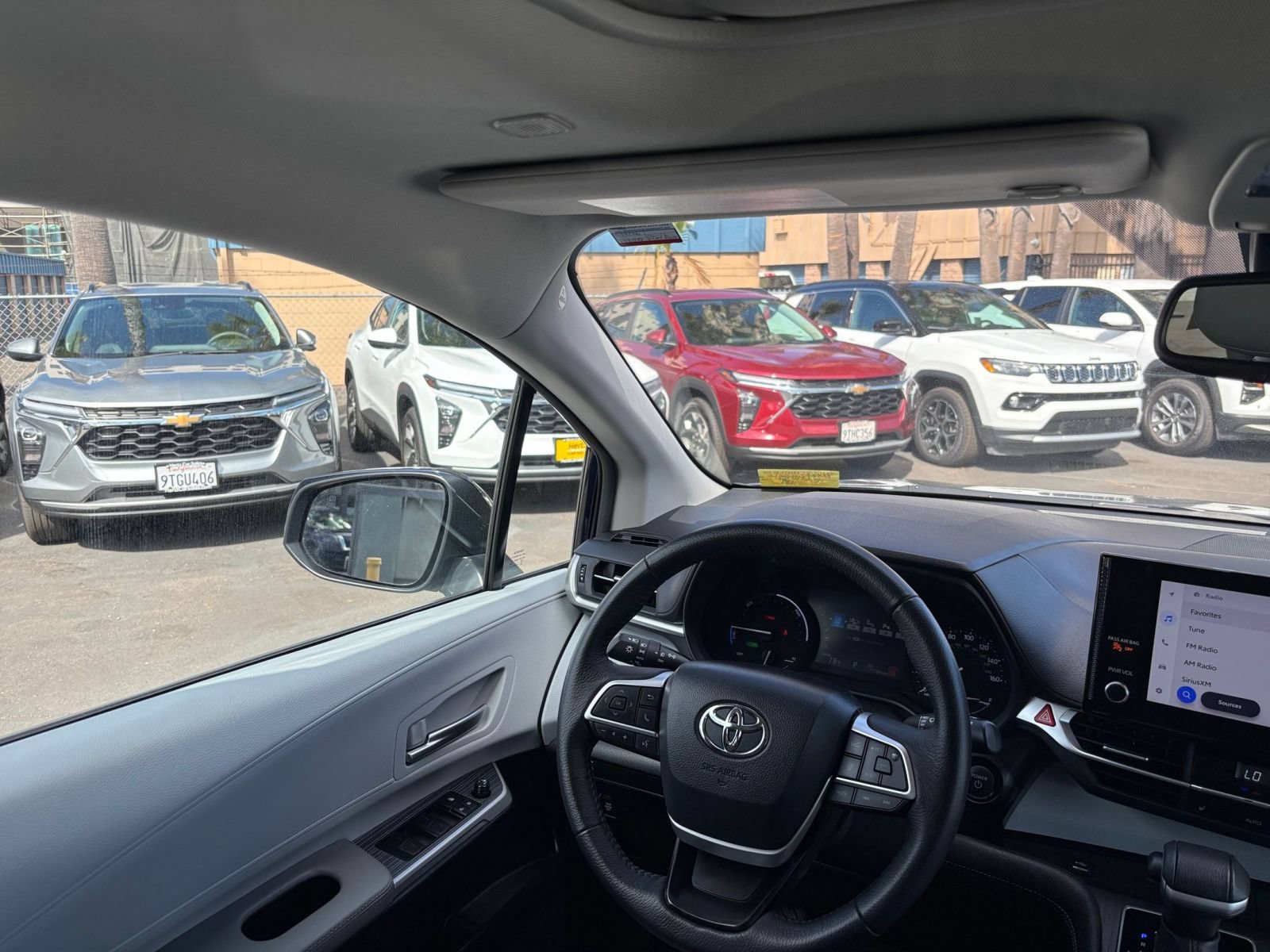 Used 2025 Toyota Sienna XLE FWD image 36