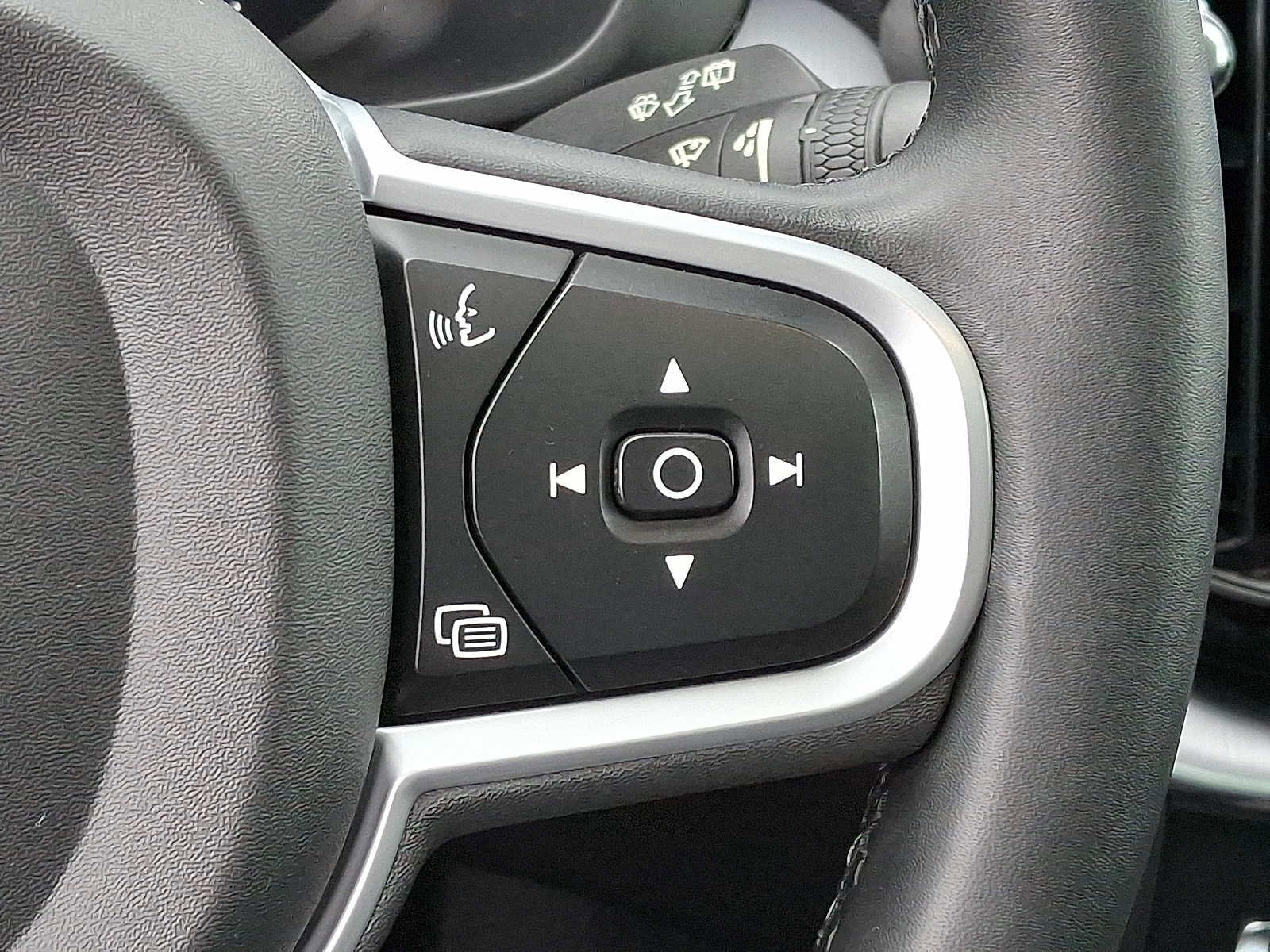 Used 2022 Volvo XC60 B5 Momentum image 25