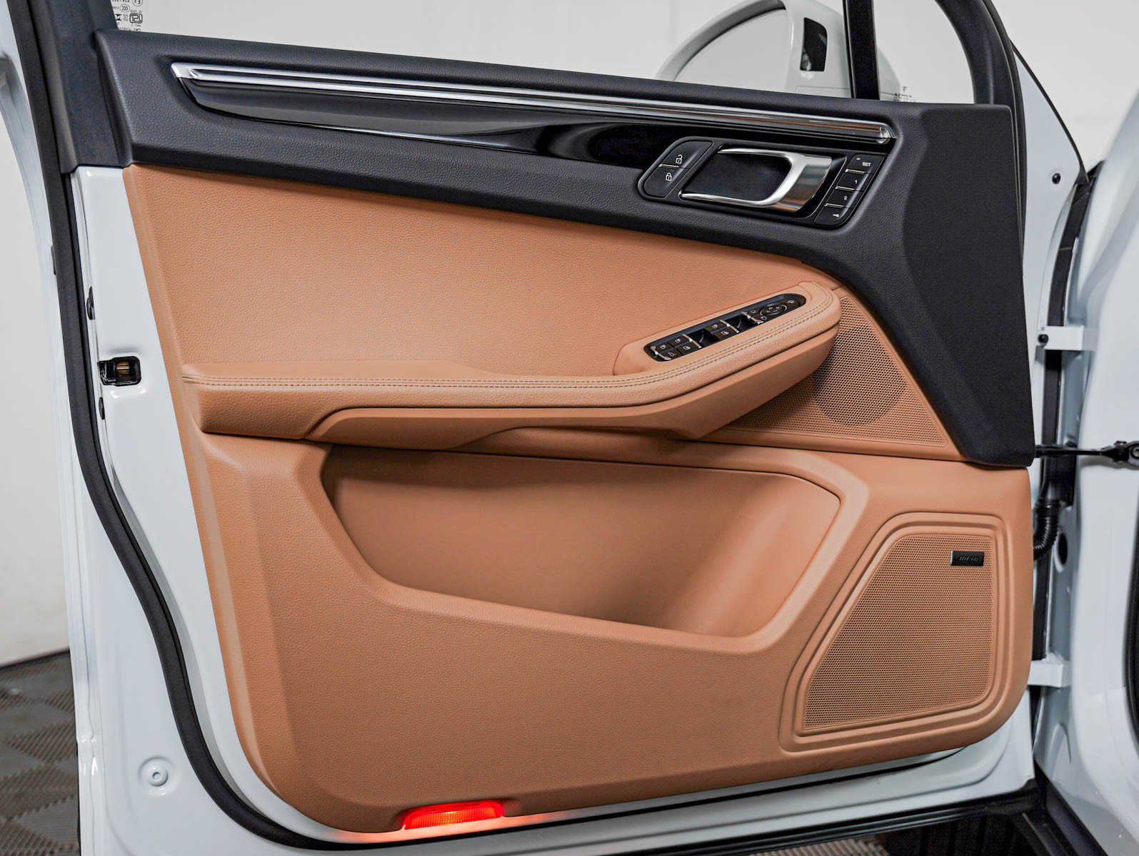 Certified 2026 Porsche Macan AWD/4WD image 28