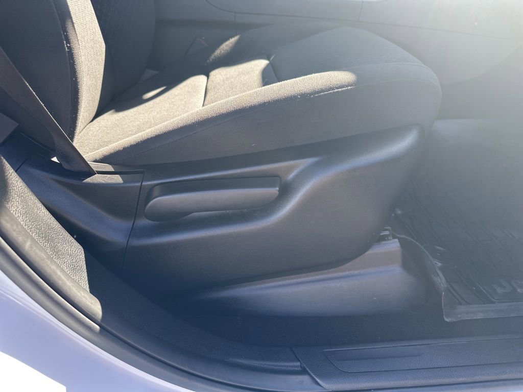 Used 2019 Jeep Grand Cherokee Laredo image 28