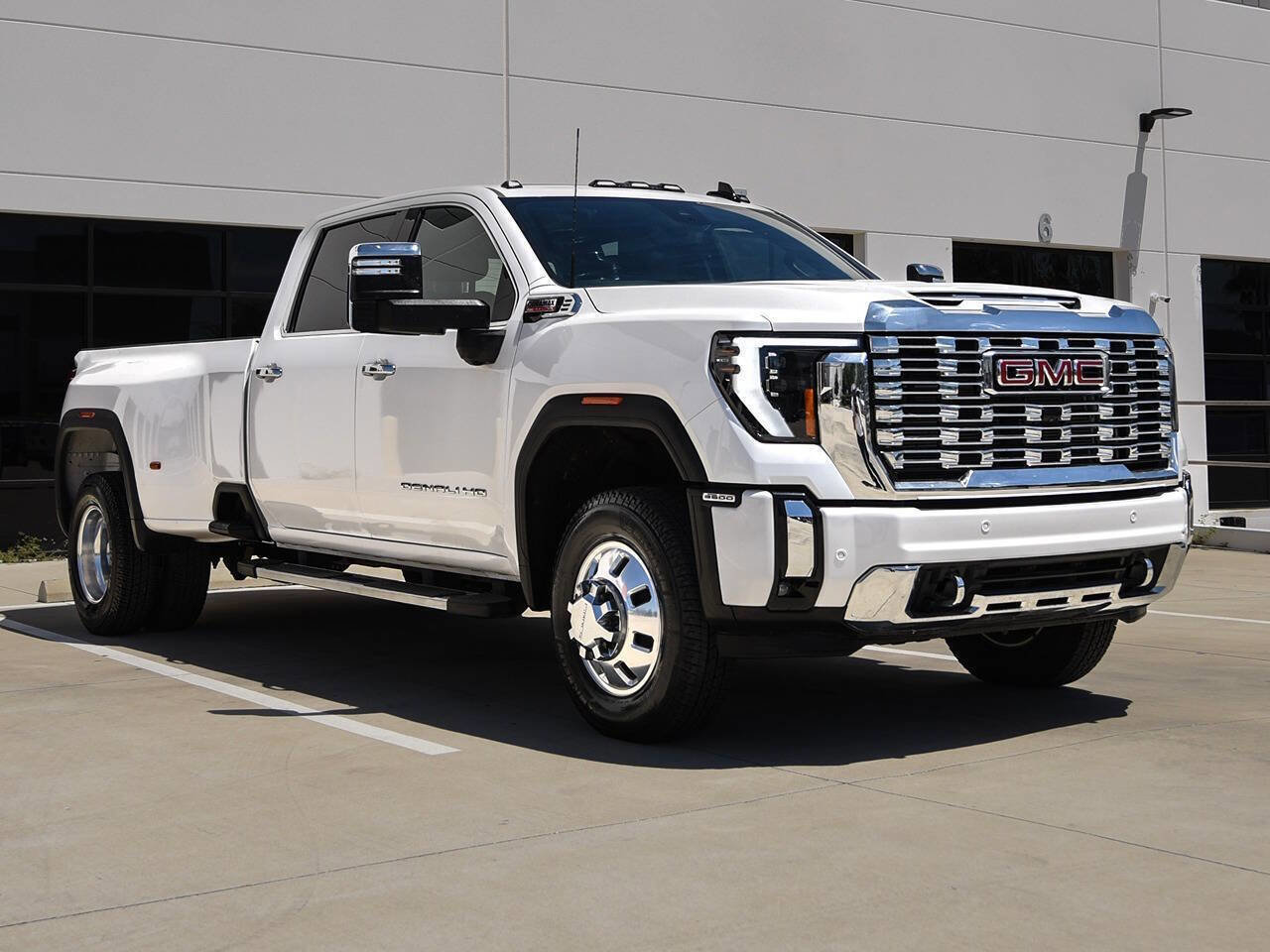 Used 2024 GMC Sierra 3500 Denali w/ Denali Reserve Package AWD/4WD image 2