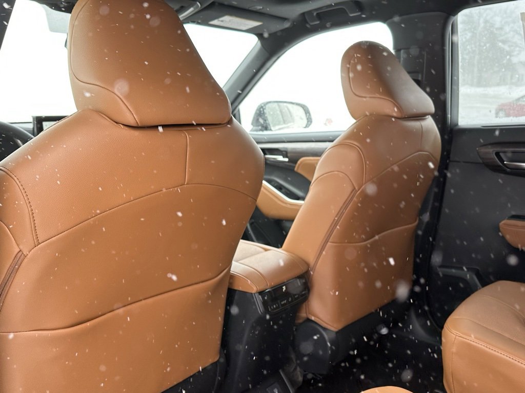 New 2026 Toyota Highlander Platinum image 11