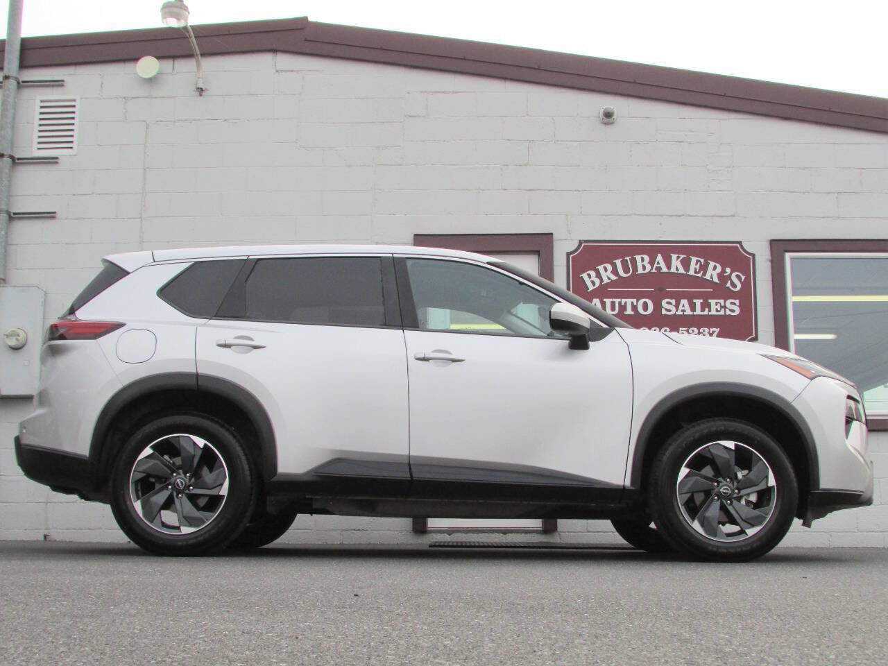 Used 2024 Nissan Rogue SV image 7