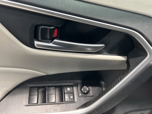 Used 2021 Toyota RAV4 XLE w/ Convenience Package image 10