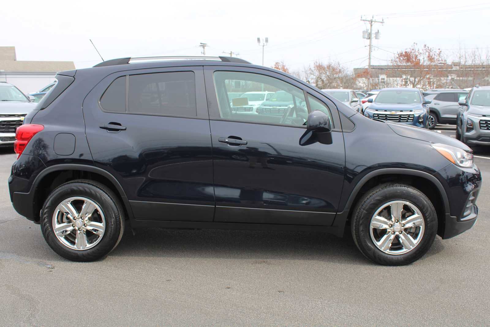 Used 2022 Chevrolet Trax LT w/ LT Convenience Package image 8