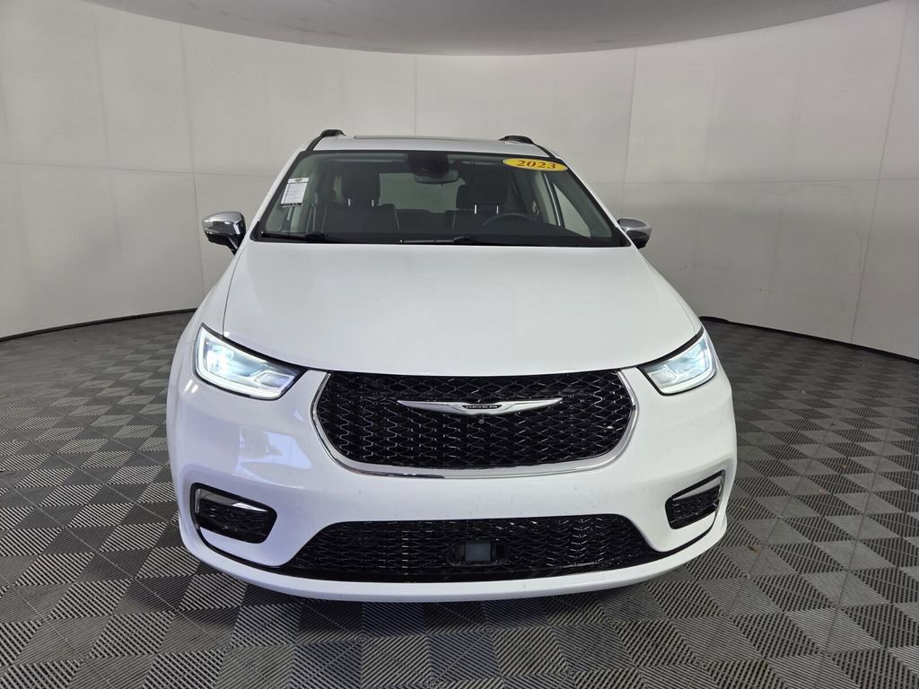 Used 2023 Chrysler Pacifica Limited w/ Uconnect Theater Family Group image 3