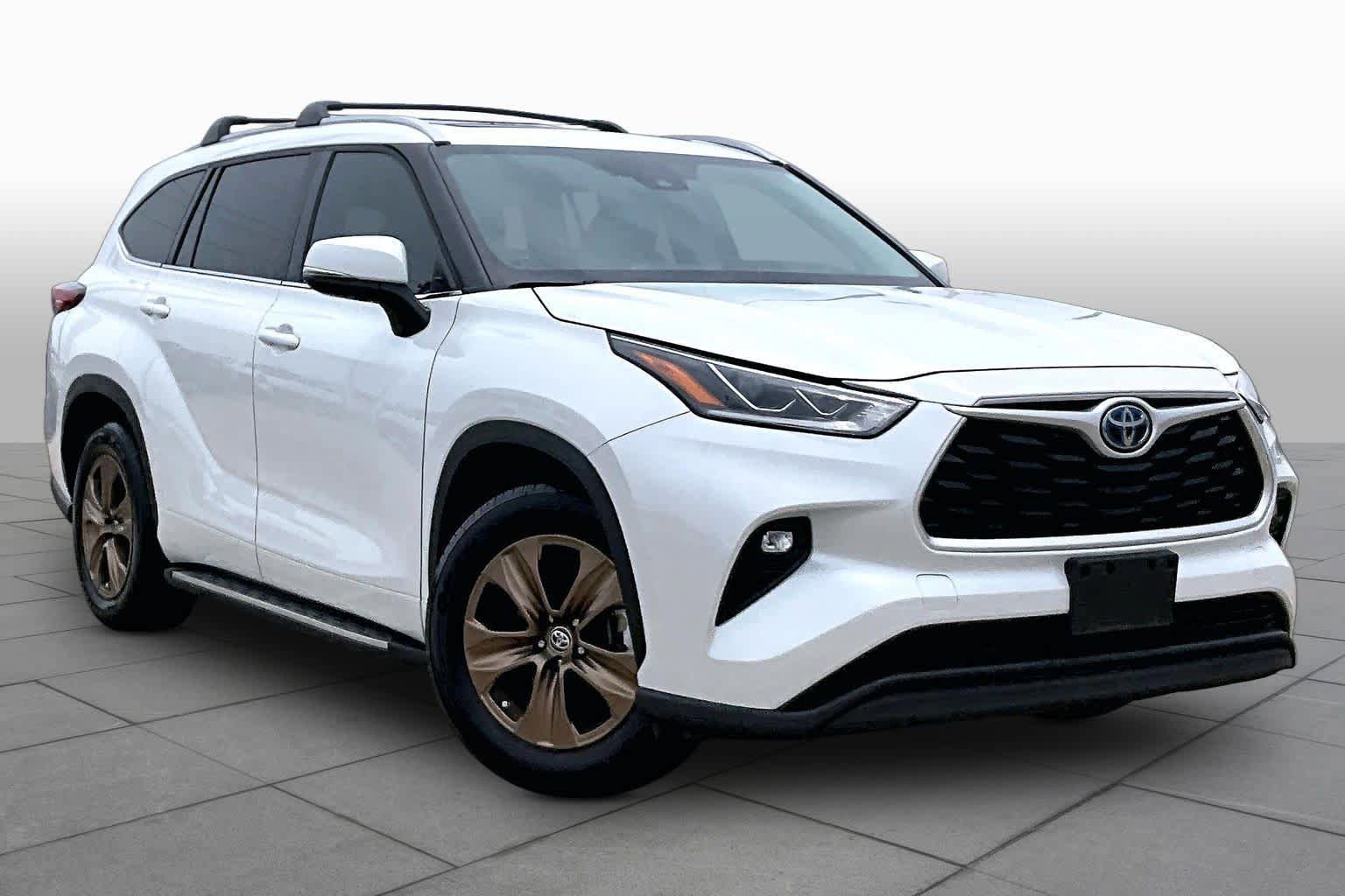 Used 2022 Toyota Highlander Bronze Edition FWD image 3