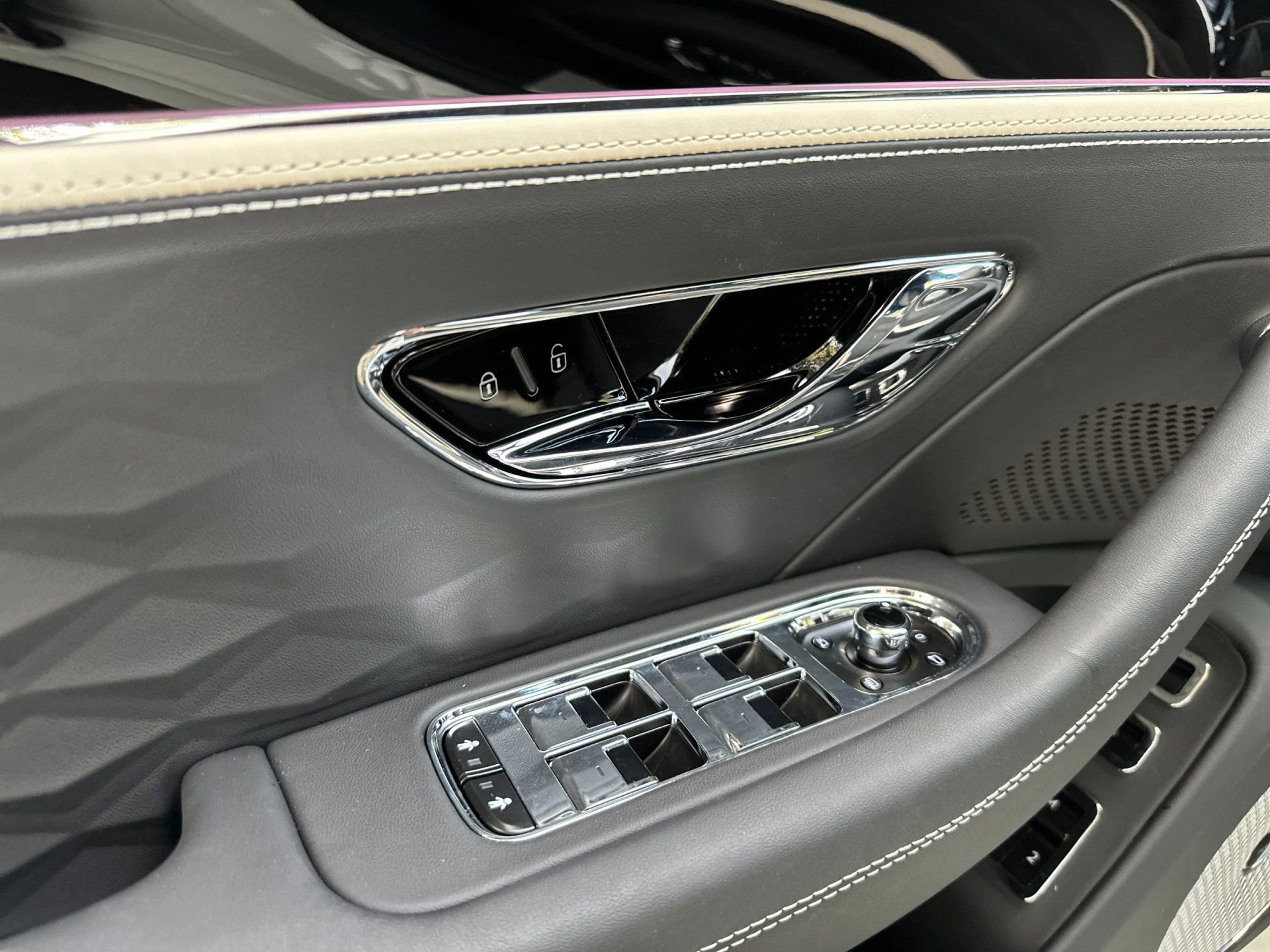 New 2025 Bentley Flying Spur Plug-In Hybrid image 14