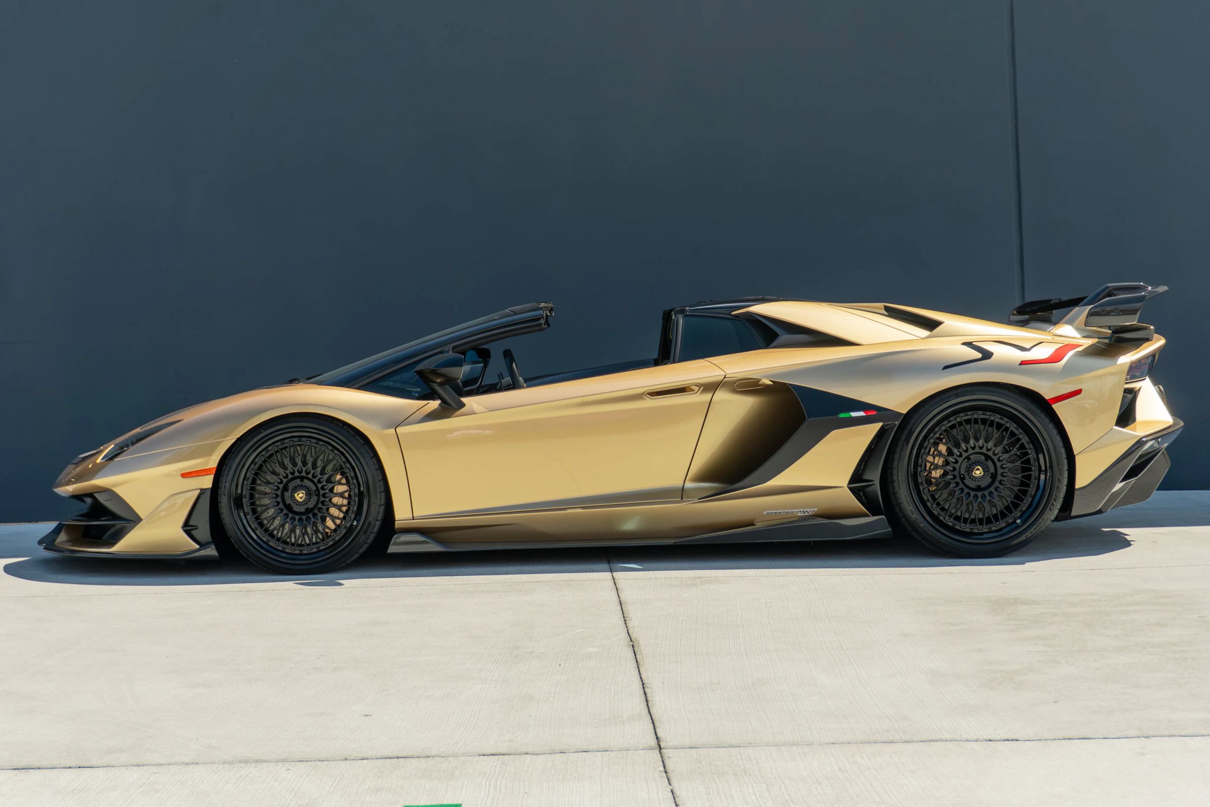 Used 2020 Lamborghini Aventador SVJ AWD/4WD image 2