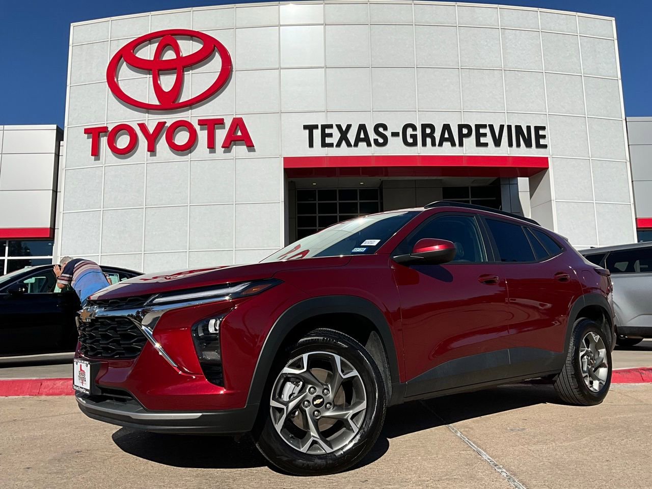 Used 2025 Chevrolet Trax LT image 2