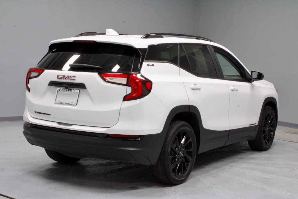 Used 2024 GMC Terrain SLE w/ Driver Convenience Package FWD image 11