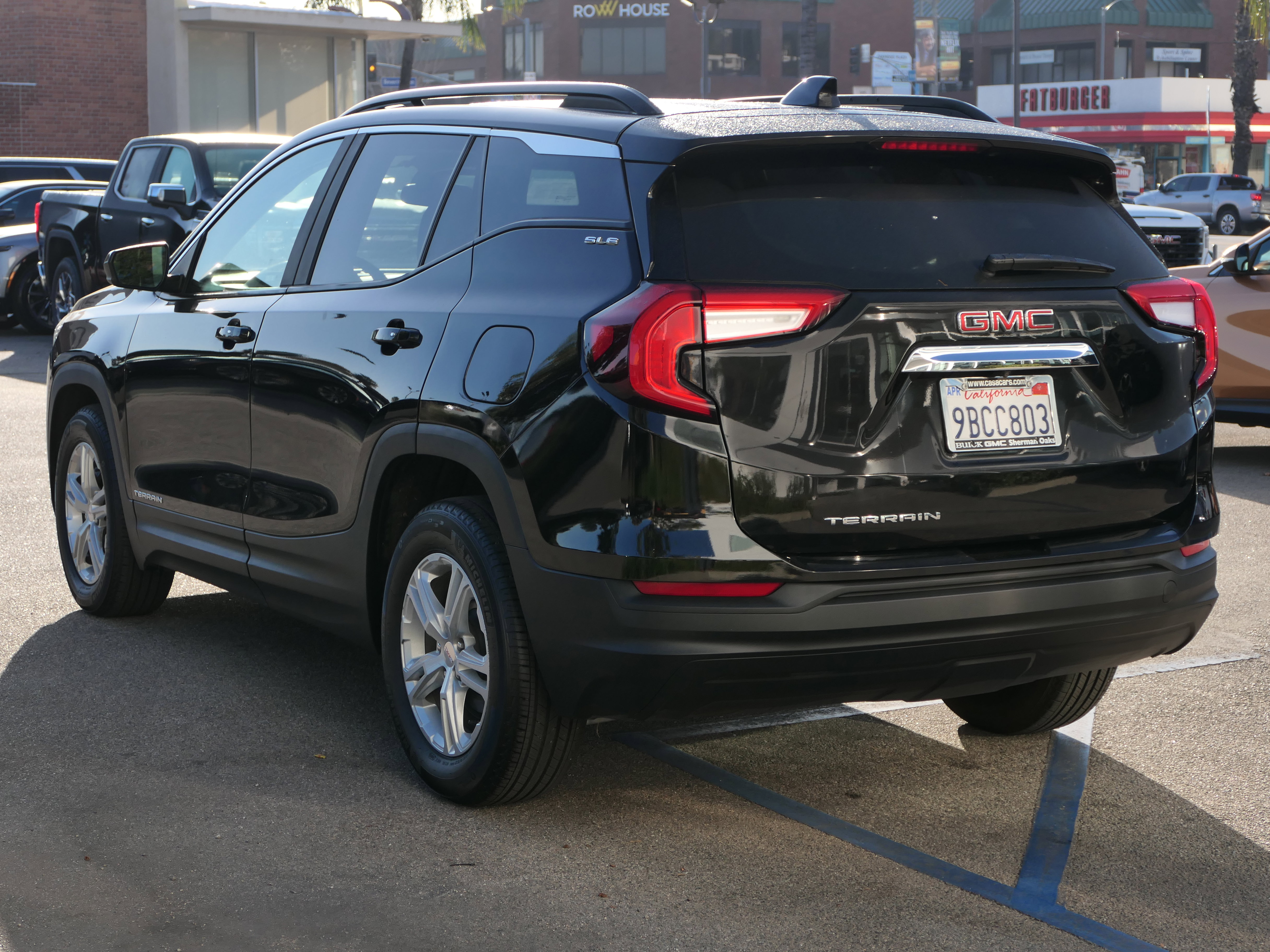 Used 2022 GMC Terrain SLE w/ Driver Convenience Package image 3