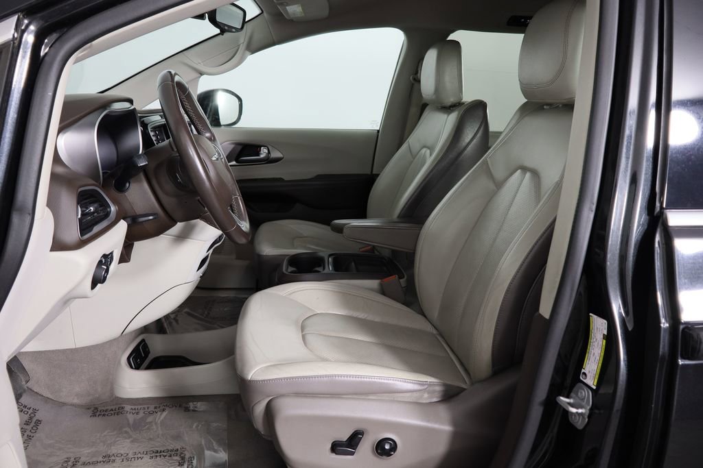 Used 2018 Chrysler Pacifica Touring-L image 14