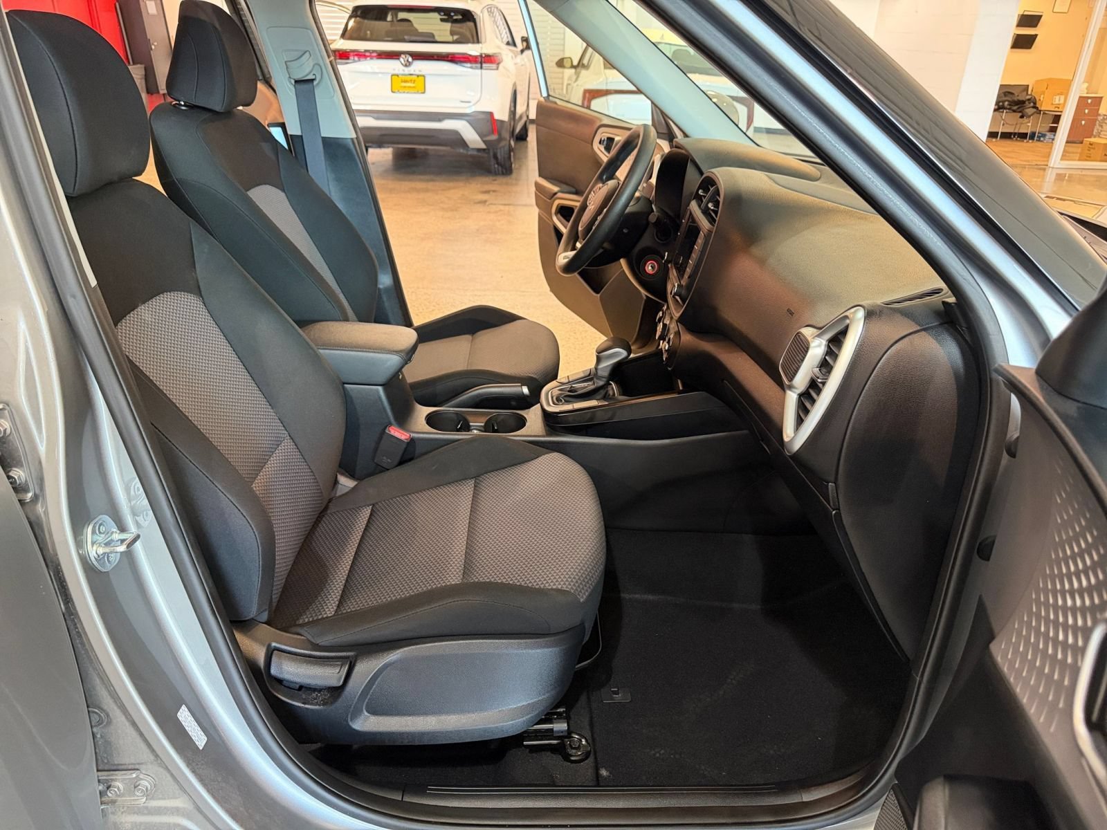 Used 2025 Kia Soul LX w/ LX Technology Package FWD image 34